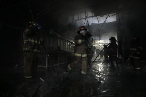 Las impresionantes imágenes del incendio dentro del centro comercial