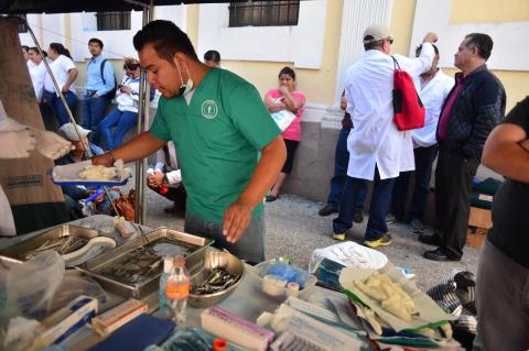 El futuro odontólogo que "manifiesta" frente al Congreso