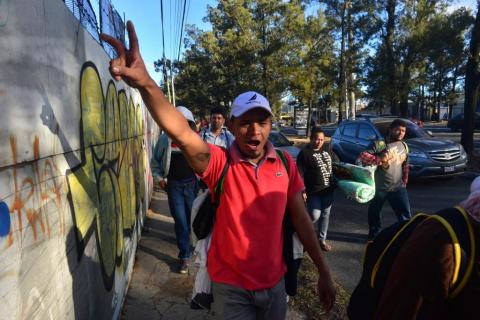 Caravana del migrante de Honduras cruza la ciudad de Guatemala