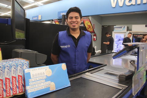 Él es Carlos Villalta, el cajero más famoso de Guatemala