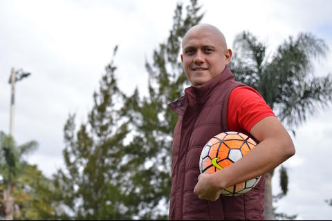 Roberto Cóbar apunta a ganarle al cáncer en el partido de su vida