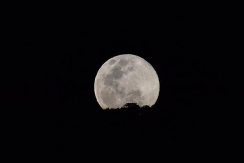 Así se ve en el mundo la "superluna" de este Martes Santo