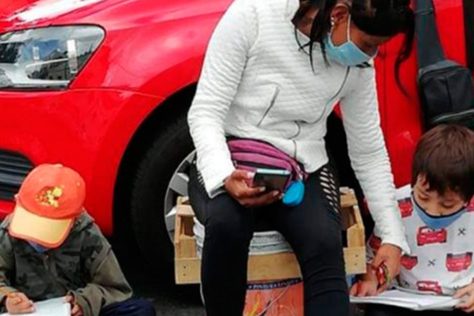 Madre usa Internet de la calle para que sus hijos reciban clases