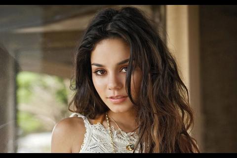Vanessa Hudgens lo muestra todo con enterizo transparente