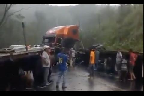 El accidente entre dos vehículos pesados que complica el tránsito al sur 