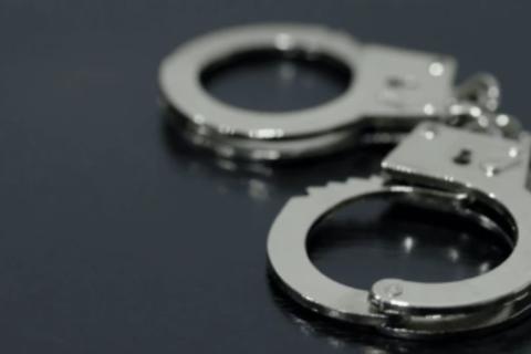 Dos mujeres y un hombre fueron capturados tras ser sorprendidos con mercancía robada. (Foto ilustrativa vía: Shutterstock)