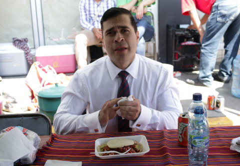 Con saco y corbata, Neto Bran sale a comer chicharrones en Mixco