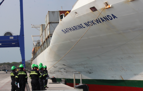 TCQ se estrena y recibe su primer buque de contenedores