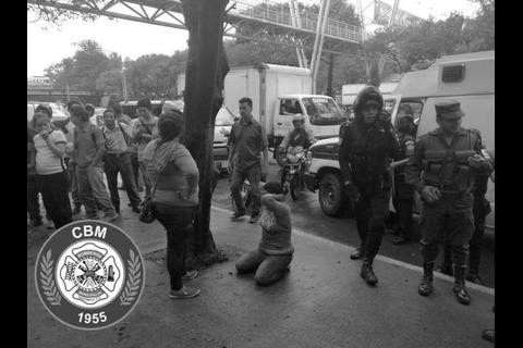 Mujer policía, en su día de descanso, captura a tres delincuentes