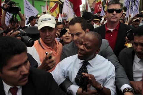 Embajador de EE.UU. asiste a marcha para pedir reformas electorales