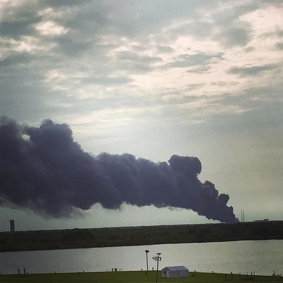 Cohete Falcon 9 explota durante prueba de lanzamiento