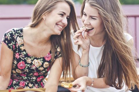 Existe diferencia entre la amistad de hombres y mujeres, dice estudio