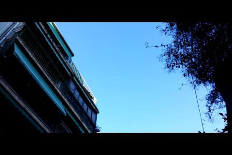 ¿Ovni o ángel? Transeúnte graba un extraño objeto en Alicante