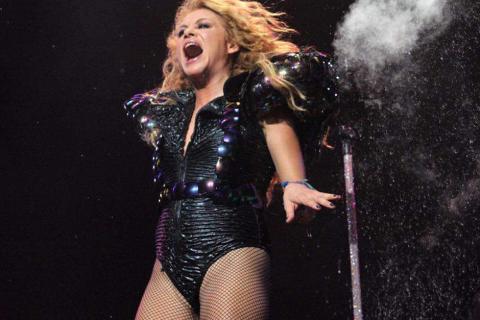 Vestuario de Paulina Rubio le juega mala pasada en pleno concierto