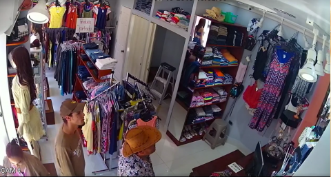 Mujer es grabada robando pantalones en tienda de ropa de Chiquimula