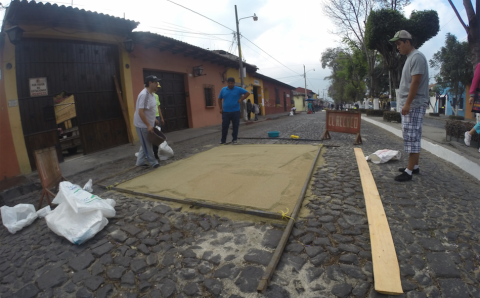 Mira en "Timelapse" la elaboración de una alfombra en la Antigua