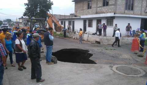 Colapso de drenaje provoca agujero en calle de zona 4 de Villa Nueva