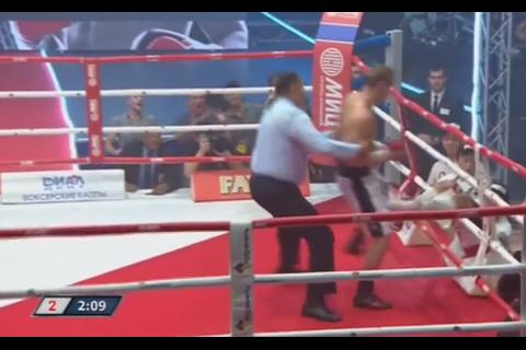 Boxeador noquea a su rival y lo saca del cuadrilátero de un golpe