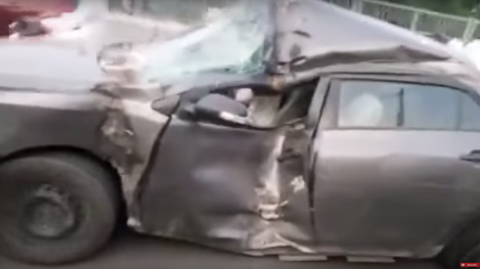 ¡Insólito! Un piloto conduce un carro casi destruido