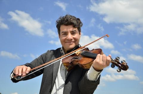 Músico guatemalteco narra la historia de su país a través de su violín