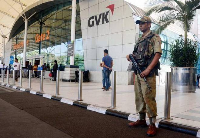 La falsa alarma activó un fuerte operativo policial en los tres aeropuertos amenazados. (Foto. theindu.com)