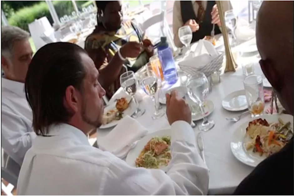 Los invitados llegaron vestidos elegantemente gracias a la donación de ropa que hicieron los vecinos. (Foto. Infobae)