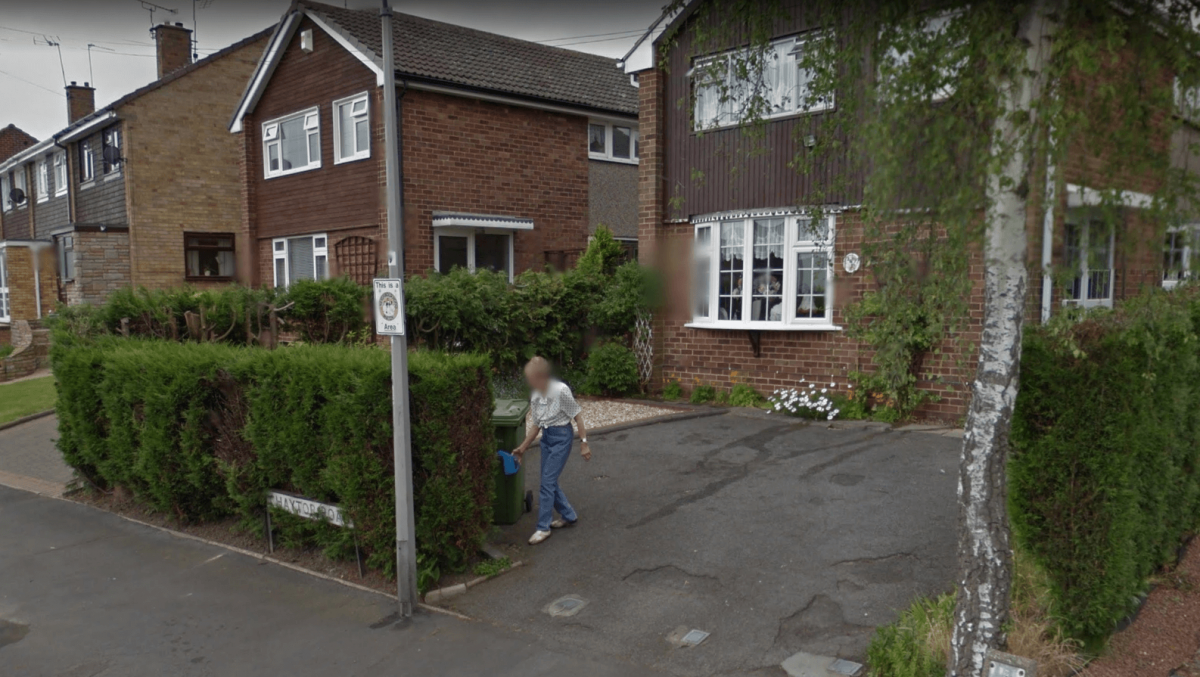 La mujer regaba sus plantas cuando fue captada la imagen para Google Maps. (Imagen. Google Earth)