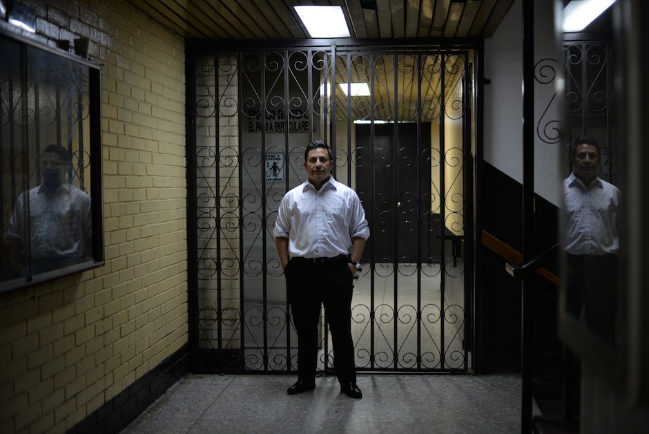 Julio Prado: fiscal contra la corrupción de día, escritor de noche - Soy502