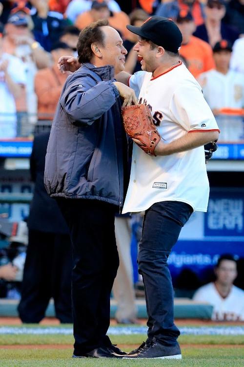 El hijo mayor del actor, Zak fue el encargado de realizar el primer lanzamiento ceremonial del partido, que fue atrapado por Billy. (Foto: AFP)