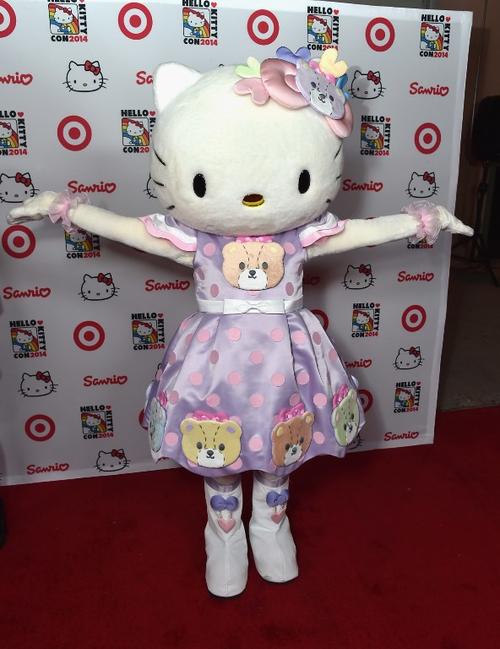 Seg&uacute;n Kazuo Tohmatsu, un portavoz de Sanrio, el nacimiento de Hello Kitty en 1974 concuerda perfectamente con la &eacute;poca que viv&iacute;a Jap&oacute;n. Tres d&eacute;cadas despu&eacute;s de la guerra que lo arruin&oacute;, el pa&iacute;s se ha reconstruido, los ni&ntilde;os tienen algo de dinero en sus bosillos y es posible gastar en distracciones. (Foto: AFP)