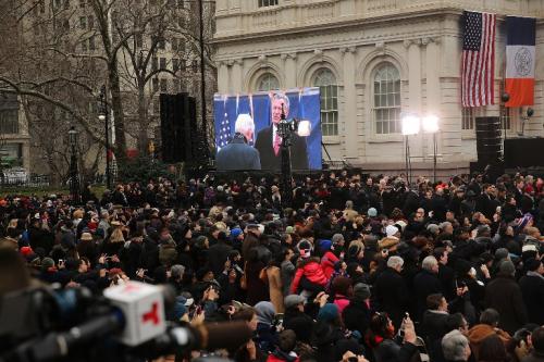 Cientos de personas, incluyendo muchos latinos, llegaron a ver la toma de posesi&oacute;n de Bill de Blasio