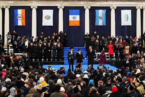 Bill Di Blasio junto a su familia en el acto de juramentaci&oacute;n. (Foto AFP)