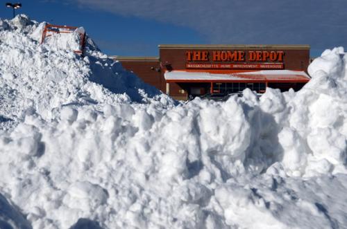 Nieve apilada frente a un Home Depot en el centro comercial South Bay despu&eacute;s de una tormenta invernal de dos d&iacute;as, en Boston, Massachusetts. La tormenta comenz&oacute; a mediod&iacute;a el jueves con fuertes nevadas durante la noche hasta el viernes trayendo consigo fr&iacute;o extremo. (AFP)