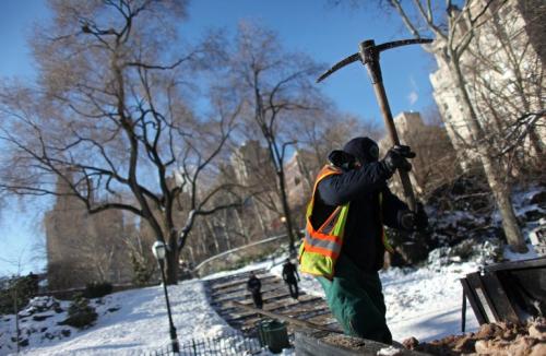 Un jardinero del Departamento de Parques y Recreaci&oacute;n de la Ciudad de Nueva York, rompe sal que se usar&aacute; para derretir la nieve en Carl Schurz Park luego de que una tormenta dejara hasta 7 cent&iacute;metros de nieve. (AFP)