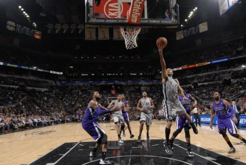 Tony Parker al momento de anotar una canasta para los Spurs de San Antonio