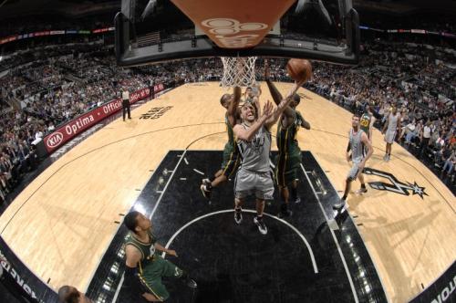 El argentino Manu Ginobili de los Spurs de San Antonio en una acci&oacute;n ante los Jazz de Utah