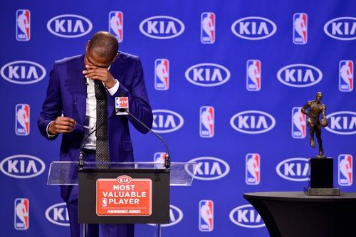 El alero del Thunder dio un discurso emotivo al recibir el premio. (Foto: AFP) 
