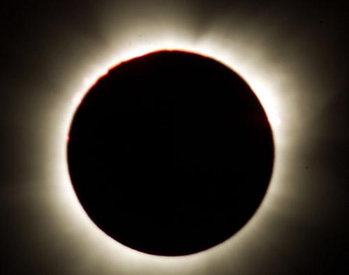 Esta foto tomada el 21 de junio 2001 muestra el eclipse total de sol como se vio en Guruve, a 175 km al norte de la capital, Harare. El archipi&eacute;lago noruego de Svalbard, situado a 1300 kil&oacute;metros (800 millas) del Polo Norte, es junto con las Islas Feroe el &uacute;nico lugar donde el eclipse total ser&aacute; visible el 20 de marzo de 2015. (Foto: AFP/Paul Cadenhead)