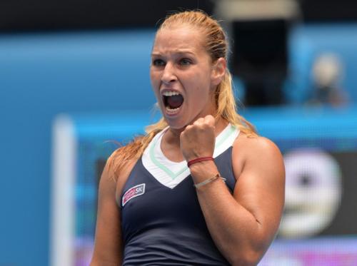 La  tenista eslovaca Dominika Cibulkova super&oacute; a su par, la rusa Mar&iacute;a Sharapova en el abierto de Melburne. (AFP)