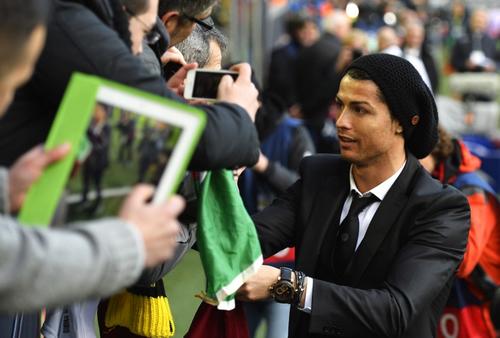 Cristiano Ronaldo viaj&oacute; a Alemania para el juego ante el Borussia, pero no pudo participar y termin&oacute; por darle gusto a sus seguidores al firmar sus camisolas y tomarse fotos con ellos
