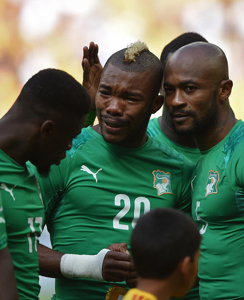As&iacute; llor&oacute; Die Serey antes del partido ante Colombia en la fase de grupos. El jugador africano derram&oacute; l&aacute;grimas de emoci&oacute;n. (Foto: AFP)