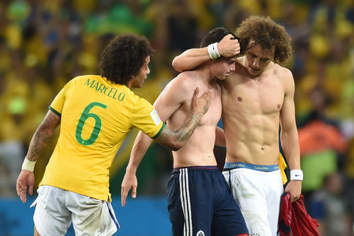 Marcelo y David Luiz consolan al goleador colombiano del Mundial, James Rodr&iacute;guez