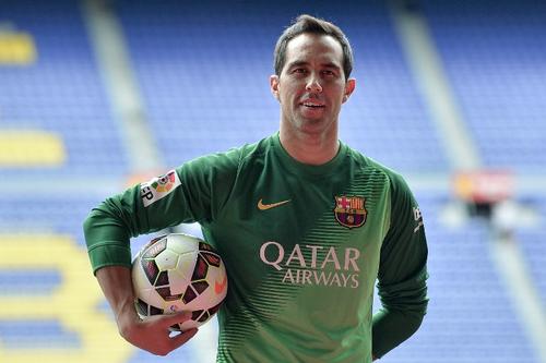 El chileno Claudio Bravo firm&oacute; contrato con el Barcelona y tendr&aacute; que ganarse su lugar en la porter&iacute;a luchando con Ter Stegen y Jordi Masip. (Foto: AFP)