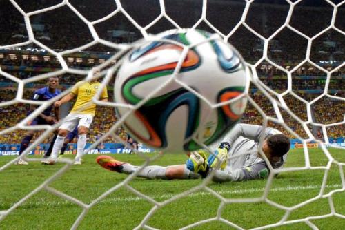 Esta imagen, el bal&oacute;n entrando en el arco brasile&ntilde;o, llovi&oacute; en la &uacute;ltima fase de la Copa del Mundo. (Foto: AFP)