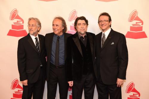 Joan Manuel Serrat y Joaqu&iacute;n Sabina, al centro, cantantes espa&ntilde;oles, junto a Neil Portnow (I), Presidente de la Academia Nacional de las Ciencias y las Artes de las Grabaciones, y Gabriel Abaroa, presidente de la Academia Latina. (Foto: AFP)
