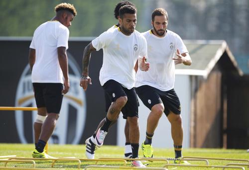 Dani Alves y Gonzalo Higua&iacute;n durante el entrenamiento. (Foto: AFP)