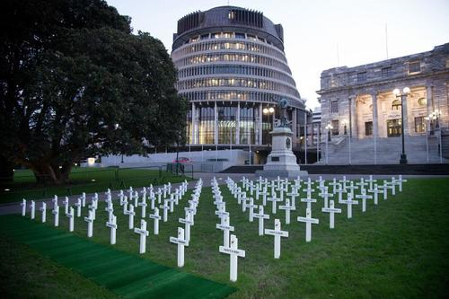 En Nueva Zelanda se colocaron 100 cruces frente al Parlamento para conmemorar a los soldados ca&iacute;dos. (Foto: AFP) 