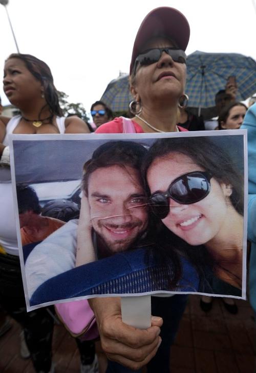 Seguidores de la actriz llegaron hasta el cementerio donde con aplausos y l&aacute;grimas despidieron a M&oacute;nica Spear y a su esposo Henry Thomas Berry. Foto AFP