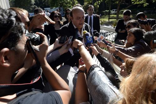 El padre de M&oacute;nica Spear dando declaraciones a los medios de comunicaci&oacute;n antes del sepelio. Foto AFP