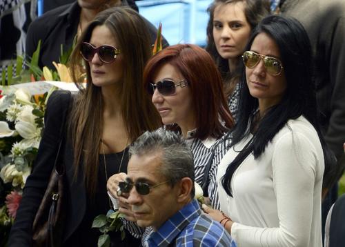 Familiares de M&oacute;nica Spear durante el sepelio efectuado este viernes a la 1 de la tarde en Caracas, Venezuela. Foto AFP
